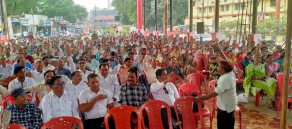 वेतन विसंगति दूर करने,  शिक्षकों का धरना, ज्ञापन