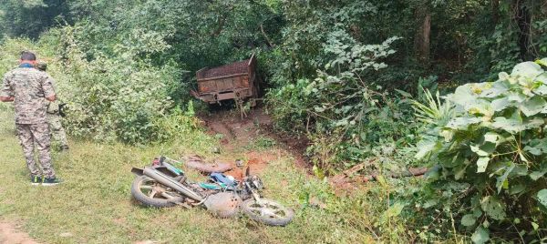 स्टीयरिंग फेल, बेकाबू ट्रक  ने बाइक को घसीटा,  युवक की मौत