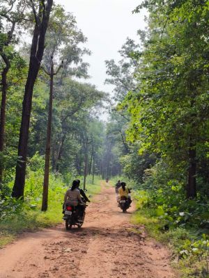 कलेक्टर-एसपी ने किया 40 किमी बाइक से सफर 