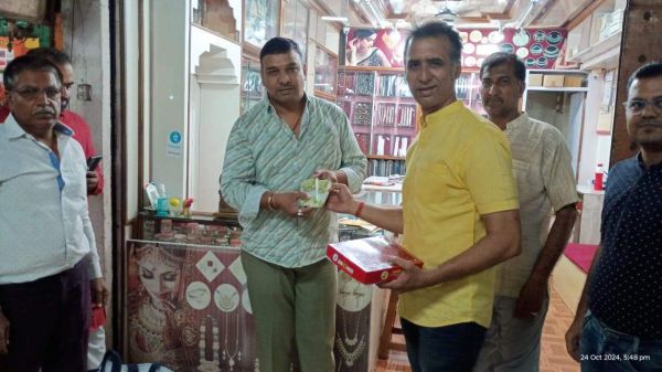 आया त्योहार - चलो बाजार : चैम्बर ने व्यापारियों को करेंसी नोट वितरण किया 