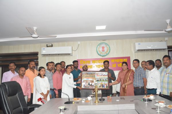 कलेक्टर जयवर्धन को प्रशासनिक अफसरों ने दी विदाई