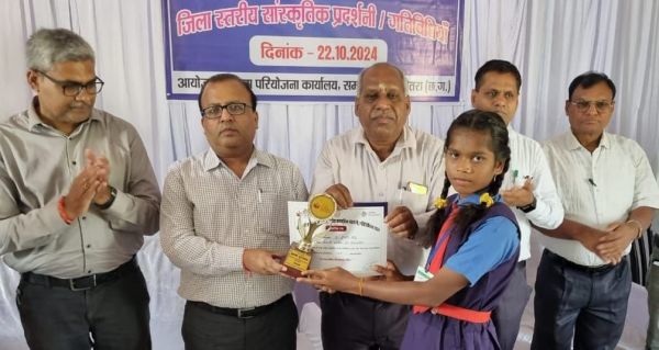 पीएम स्कूल में विशेष कार्यक्रम, विद्यार्थियों ने किया प्रतिभा का प्रदर्शन