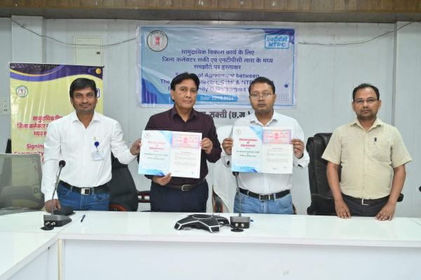 विकास कार्यों के लिए कलेक्टर सक्ती व एनटीपीसी लारा के मध्य समझौते पर हस्ताक्षर