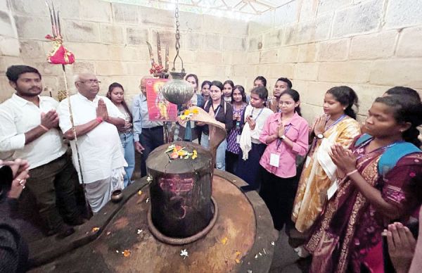 सरगुजा की सांस्कृतिक स्मारकों का अवलोकन करने शोधार्थियों के साथ बस में सफर कर महेशपुर पहुंचे सांसद चिंतामणि महाराज
