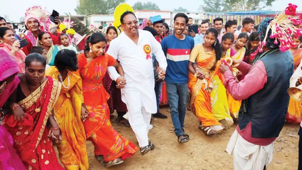 तीरकेला में कर्मा स्पर्धा, मांदर की थाप पर थिरके विधायक