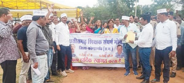 एलबी शिक्षक संवर्ग की मांगों को लेकर ज्ञापन सौंपा