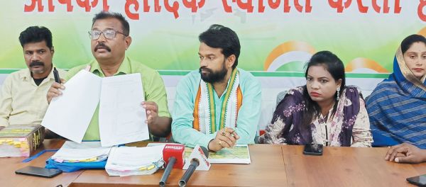 नाले में बहने को तैयार जनता के 2 करोड़-कांग्रेस