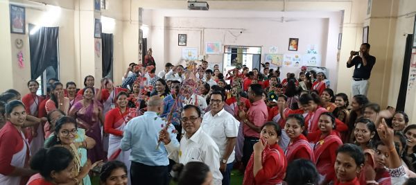 दीपावली अवकाश से पहले सुआ गीत नृत्य