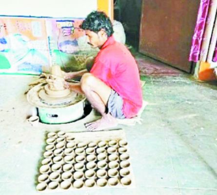 वाजिब दाम नहीं मिलने से कुम्हार परिवार दिक्कत में