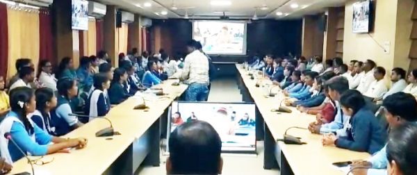 कलेक्टर ने कॉफी विद कलेक्टर कार्यक्रम  में टॉपर बच्चों से की चर्चा