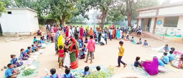 सलिहाभांठा स्कूल परिसर में विद्यार्थियों ने लगाई हटरी