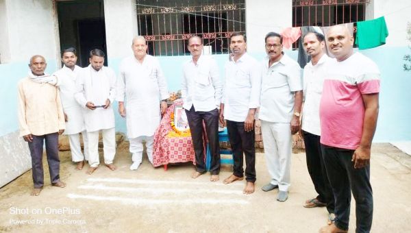 दशगात्र कार्यक्रम में पहुंचे पूर्व विधायक धनेन्द्र साहू