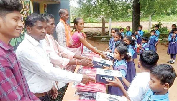 शिक्षक ने दिवाली उपहार में दिए छात्र-छात्राओं को जूते मोजे