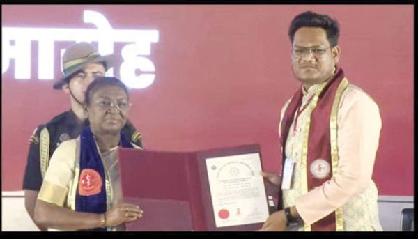 सुकमा के लाल ने फिर किया कमाल मिला गोल्ड मेडल के साथ डिग्री भी