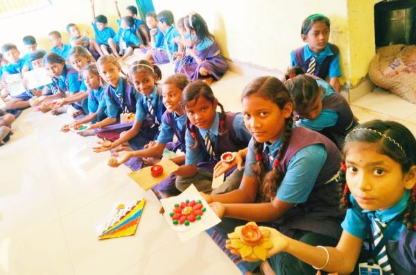 दीपक सजाओ, ग्रीटिंग बनाओ प्रतियोगिता  का आयोजन