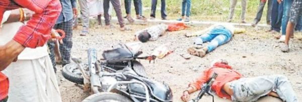 बाइक सवारों को मालवाहक ने कुचला, 2 मौत, 1 घायल