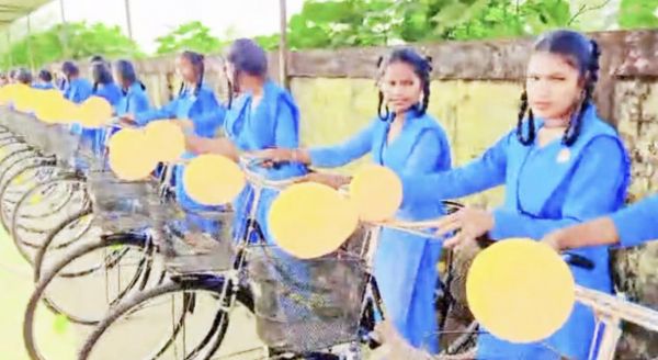 सरगीपाल की छात्राओं को सांसद ने वितरित कीसाइकिल