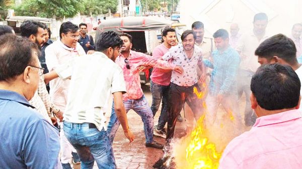 लचर कानून व्यवस्था को लेकर कांग्रेसियों ने सीएम का जलाया पुतला, पुलिस से छीना-झपटी