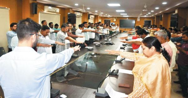कलेक्टर ने अधिकारी - कर्मचारियों को दिलाई सत्यनिष्ठा प्रतिज्ञा