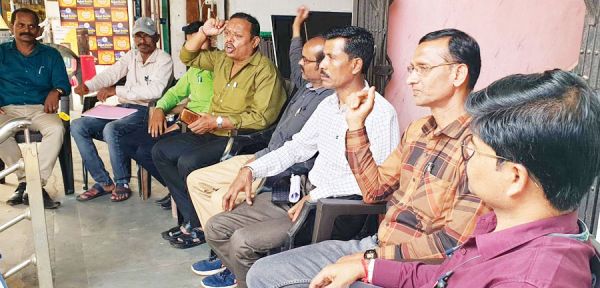अभिकर्ता संघ का धरना-प्रदर्शन