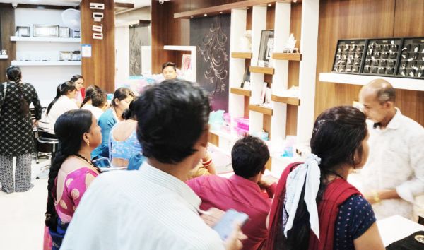 दिवाली से पहले चमकी दुकान, चारों ओर रौनक