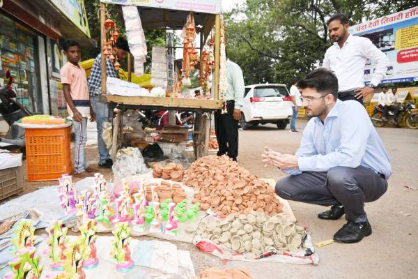 कलेक्टर ने बाजार जाकर खरीदे  दिये, कुम्हारों का बढ़ाया उत्साह