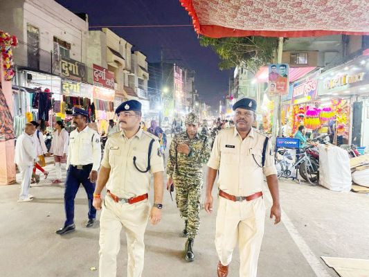 अफसरों ने बाजार का किया निरीक्षण
