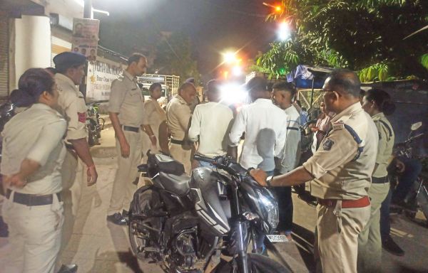 थाना प्रभारियों ने की पैदल गश्त पेट्रोलिंग