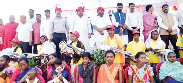 जिला स्तरीय आवास मेला में 50 पहाड़ी कोरवा परिवारों को कराया गृह प्रवेश