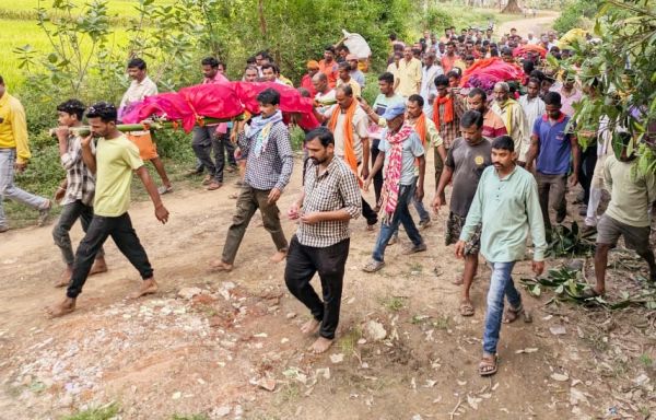 तालाब में डूबकर 2 सगी बहन समेत तीन की मौत, एक साथ निकली अर्थी