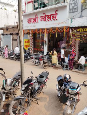 बाजार में सुबह से रही भीड़,  दुकानों में ऑफरों की भरमार