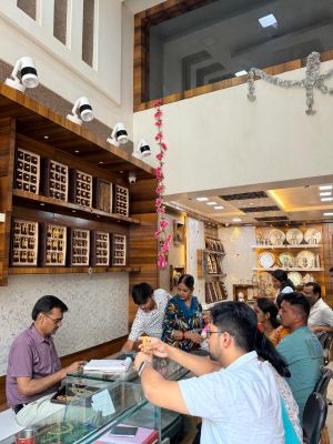 धनतेरस पर बाजार रहा गुलजार, खूब बिके जेवर-वाहन