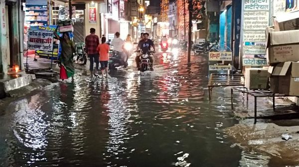 धमतरी में 15 मिनट तेज बारिश, सडक़ पर भरा पानी