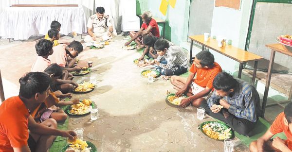 रायगढ़ पुलिस ने मनाई अनाथ बच्चों संग दीपावली