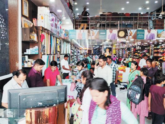 धनतेरस पर ग्राहकों की भीड़ लगी रही