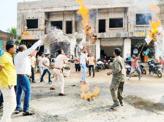 बलरामपुर की घटना को लेकर सीएम-गृह मंत्री का पुतला दहन