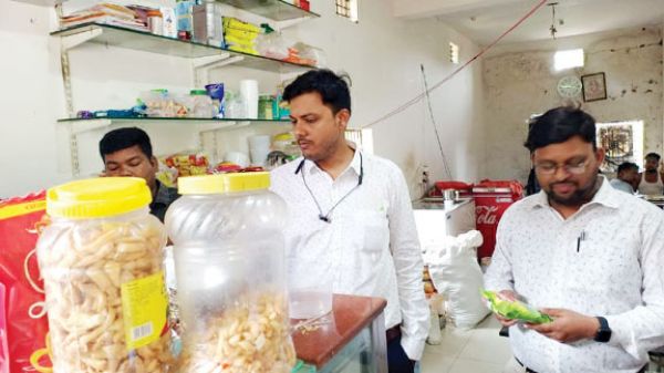 होटलों में छापा, खाद्य पदार्थों व मिठाईयों के सैंपल लिए