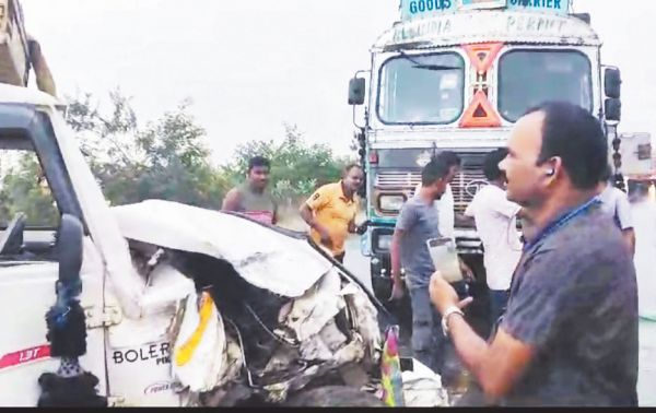 पांच गाडिय़ां टकराई, पिकअप चालक और महिला घायल
