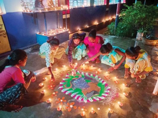 स्कूल में दीपोत्सव, बच्चों ने दिये जलाकर पटाखे फोड़े
