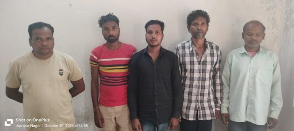 नकली पुलिस समेत 5 आरोपी गिरफ्तार, 2 कार भी जब्त 