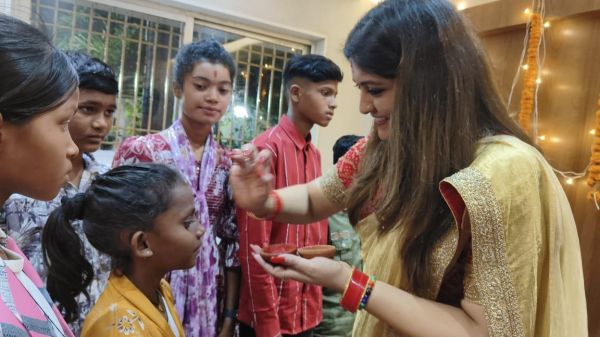 विधायक भावना बोहरा के गृह ग्राम रणवीरपुर में सेमरहा के 24 बच्चों ने मनाई दीपावली