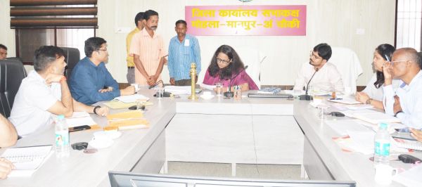 निजी भूमि का मुआवजा और सहायिका नियुक्ति की मांग