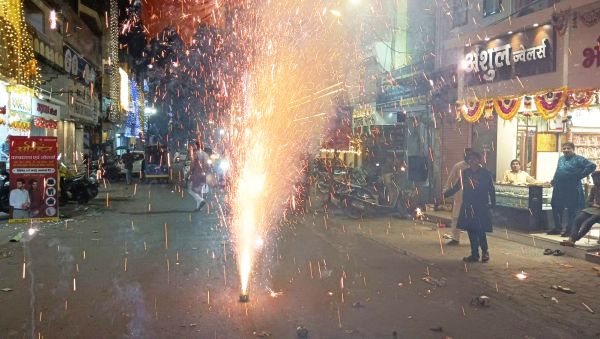 दीपावली पर जमकर फूटे पटाखे, घर-आंगन दीयों से रहे रौशन