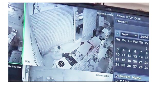 दीपावली के दूसरे दिन मोबाइल दुकान में चोरी