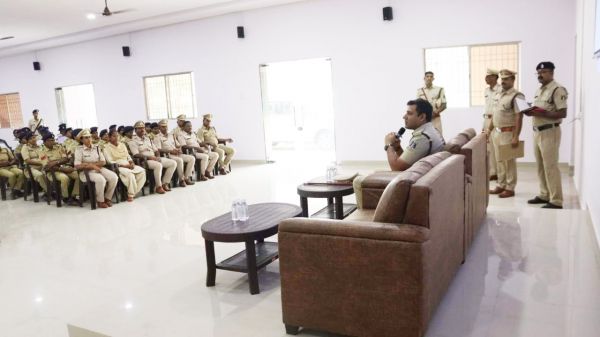 एसपी ने दरबार लगाकर सुनी जवानों की समस्याएं