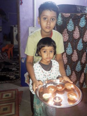 घर-आंगन हुए रोशन, फूटे पटाखे