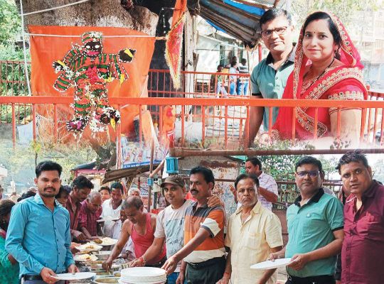 गोवर्धन पूजा, अन्नकूट का प्रसाद बांटा