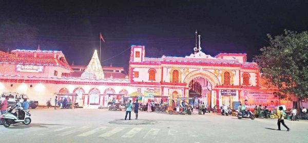 रंगोली बनाकर सजाए घर-आंगन और मंदिर रहे जगमग