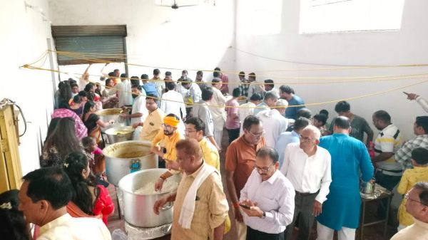 महाप्रभु की विशेष पूजा कर 651 किलो खिचड़ी का प्रसाद बांटा, 101 साल से चल रही परंपरा