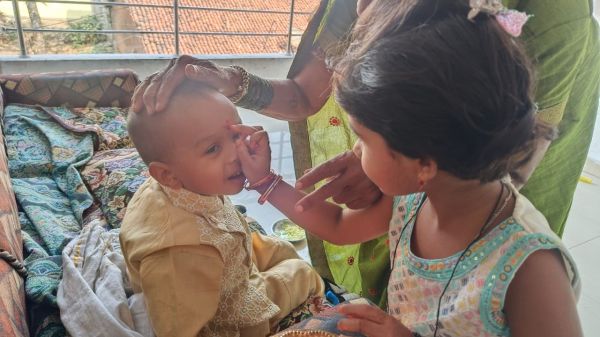 माथे पर टीका लगाकर भाईयों के लिए मांगी दुआएं